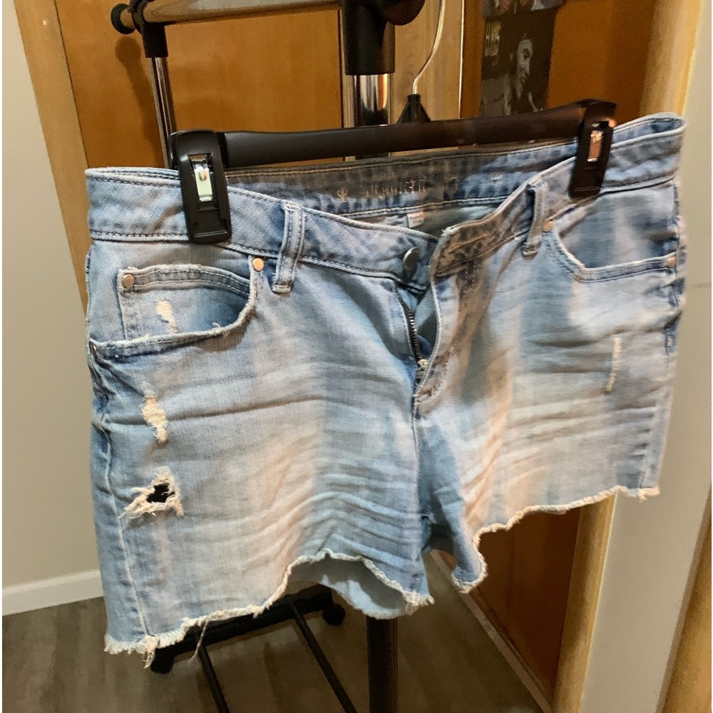 Jennifer Lopez/women’s size 6/Jean Shorts/ Color- light blue- Good Condition!